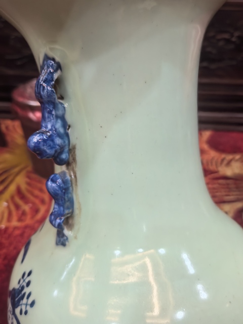古玩陶瓷豆青青花人物紋雙耳瓶真品鑒賞圖
