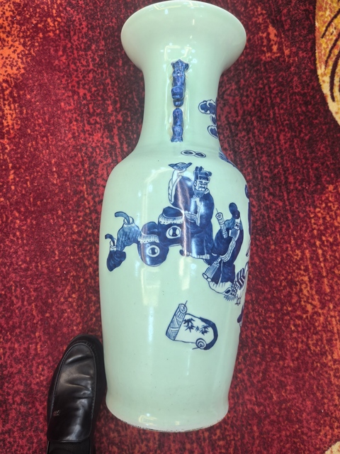 古玩陶瓷豆青青花人物紋雙耳瓶真品鑒賞圖