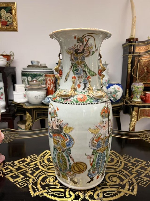 古玩陶瓷清晚·廣彩人物紋堆塑螭龍獅耳瓶 真品鑒賞圖