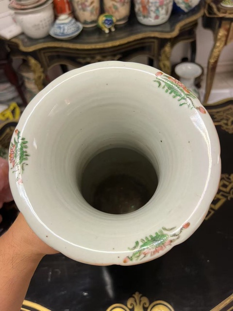古玩陶瓷清晚·廣彩人物紋堆塑螭龍獅耳瓶 真品鑒賞圖