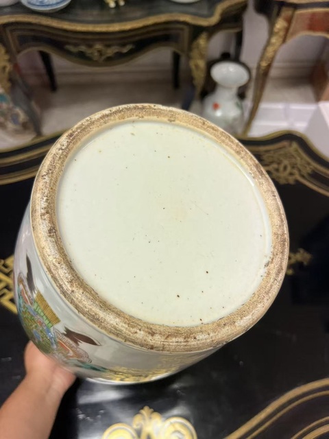 古玩陶瓷清晚·廣彩人物紋堆塑螭龍獅耳瓶 真品鑒賞圖