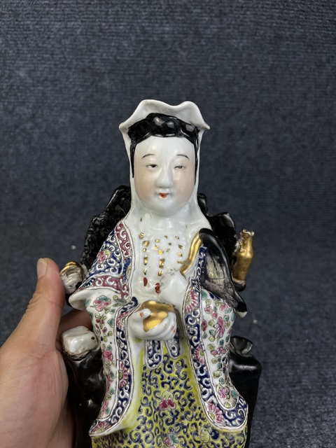 古玩陶瓷粉彩觀音塑像真品鑒賞圖
