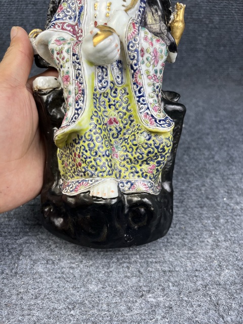 古玩陶瓷粉彩觀音塑像真品鑒賞圖