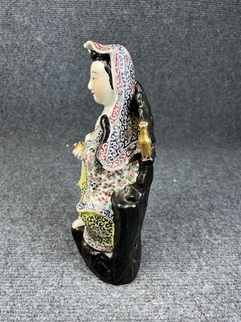 古玩陶瓷粉彩觀音塑像真品鑒賞圖
