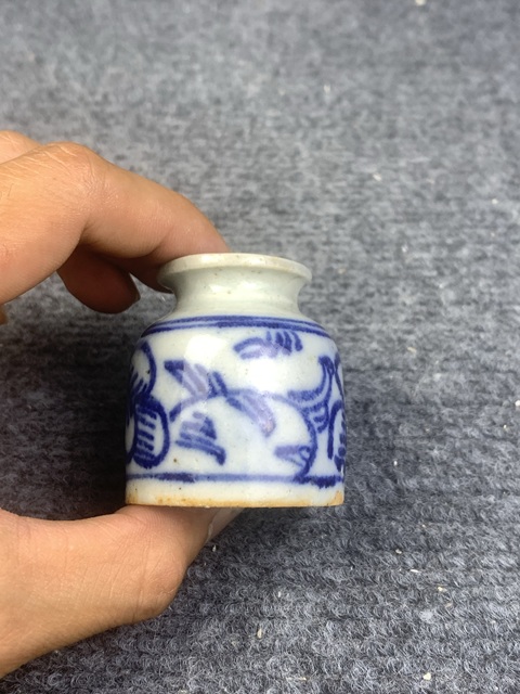 古玩陶瓷青花纏枝花卉紋水盂真品鑒賞圖