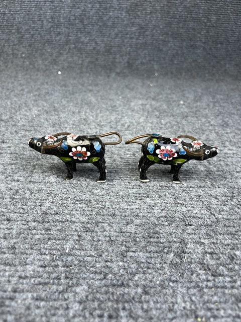 古玩雜項(xiàng)銅胎掐絲琺瑯牛擺件真品鑒賞圖