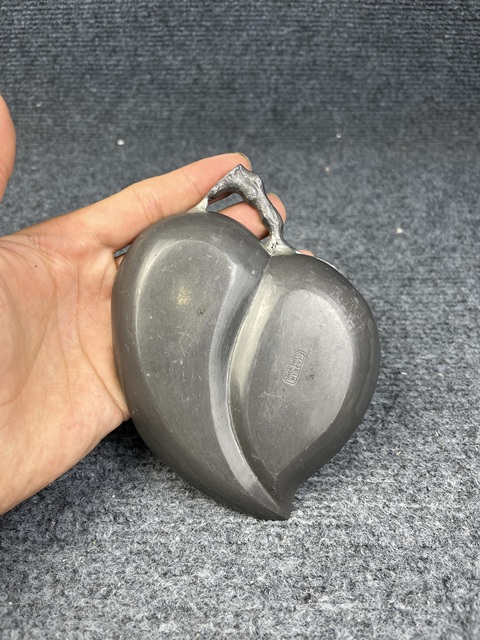 古玩雜項錫嵌銅桃型水洗真品鑒賞圖