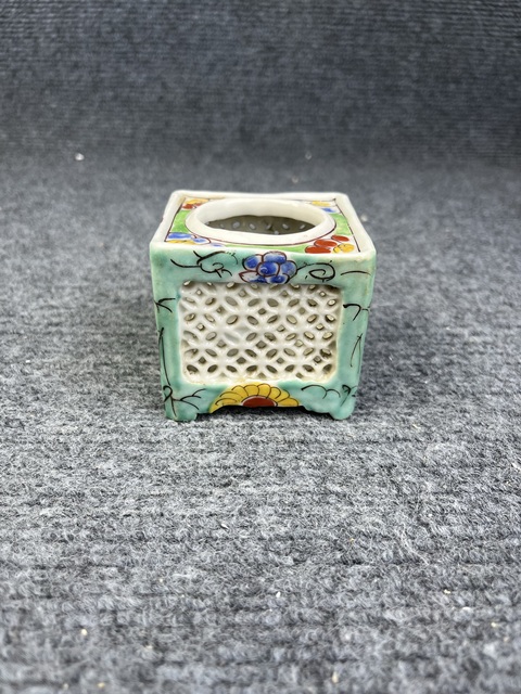 古玩陶瓷彩繪花卉紋四方香薰拍賣,當前價格1588元