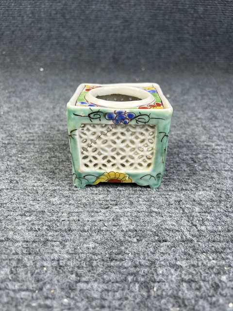 古玩陶瓷彩繪花卉紋四方香薰拍賣,當前價格1588元