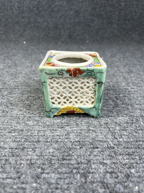 古玩陶瓷彩繪花卉紋四方香薰拍賣,當前價格1588元