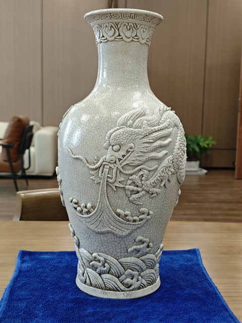 古玩陶瓷哥釉龍紋瓶真品鑒賞圖