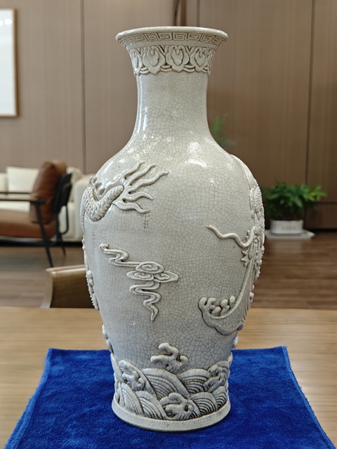 古玩陶瓷哥釉龍紋瓶真品鑒賞圖