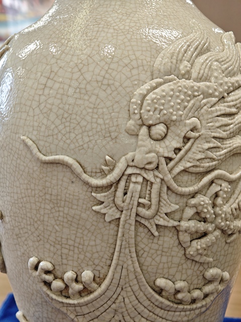 古玩陶瓷哥釉龍紋瓶真品鑒賞圖