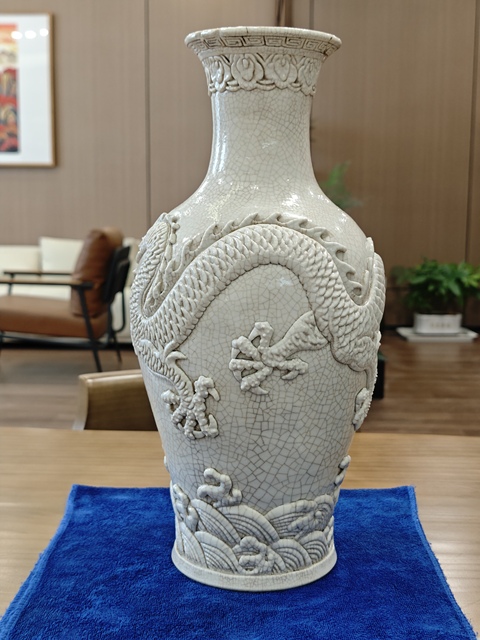 古玩陶瓷哥釉龍紋瓶真品鑒賞圖