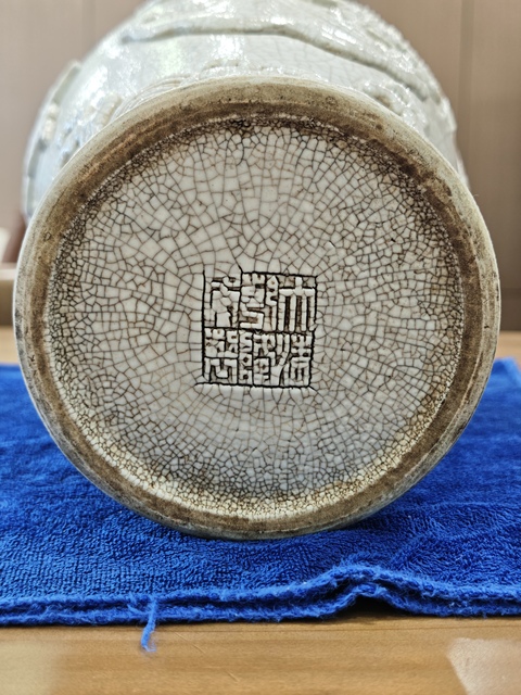 古玩陶瓷哥釉龍紋瓶真品鑒賞圖