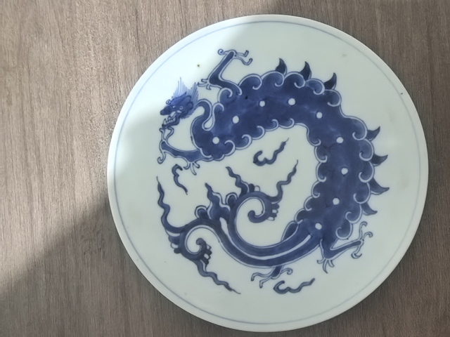 古玩陶瓷青花草龍紋瓷盤底座真品鑒賞圖