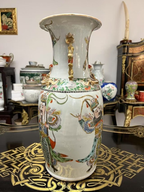 古玩陶瓷清晚·廣彩人物紋堆塑螭龍獅耳瓶 真品鑒賞圖
