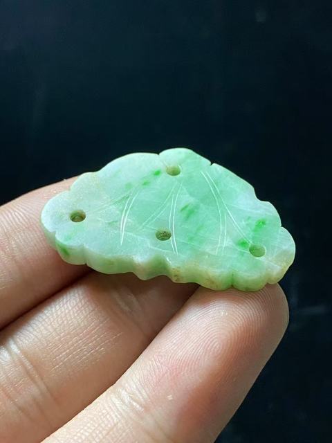 古玩玉器翡翠雕“荷葉墜飾”真品鑒賞圖