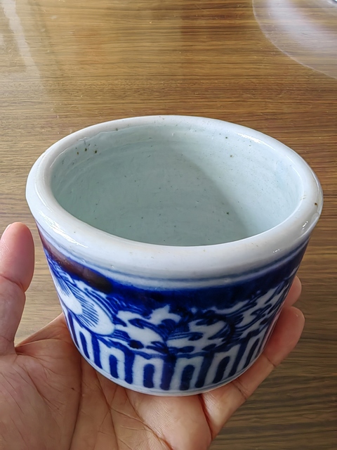 古玩陶瓷纏枝花卉紋青花三足筒式香爐真品鑒賞圖