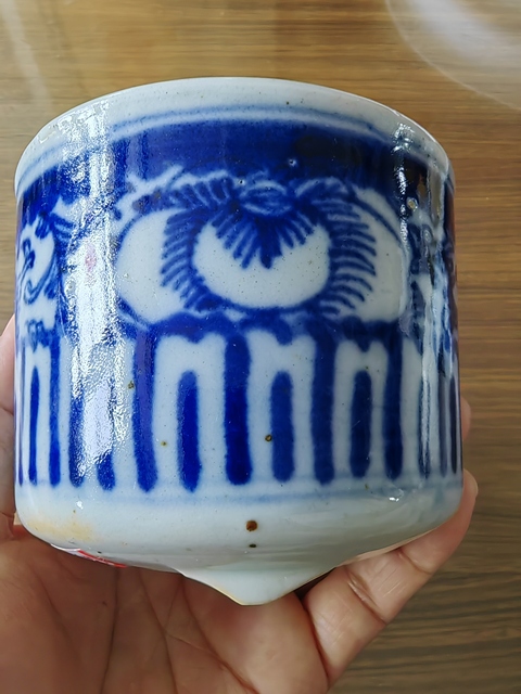 古玩陶瓷纏枝花卉紋青花三足筒式香爐真品鑒賞圖