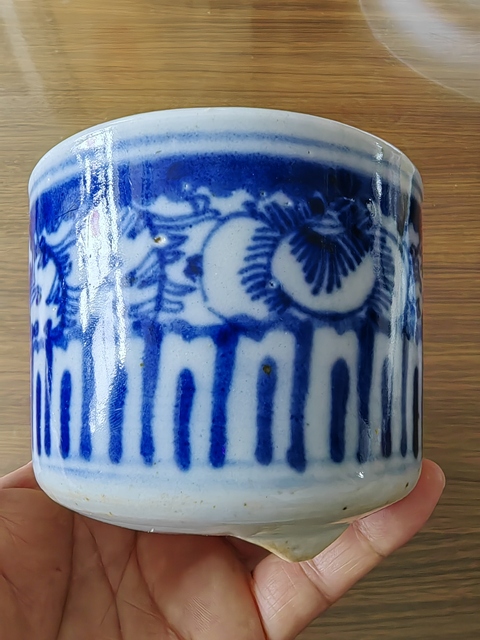 古玩陶瓷纏枝花卉紋青花三足筒式香爐真品鑒賞圖