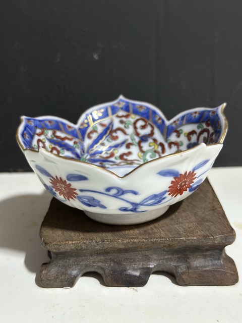 古玩陶瓷青花五彩花口碗真品鑒賞圖