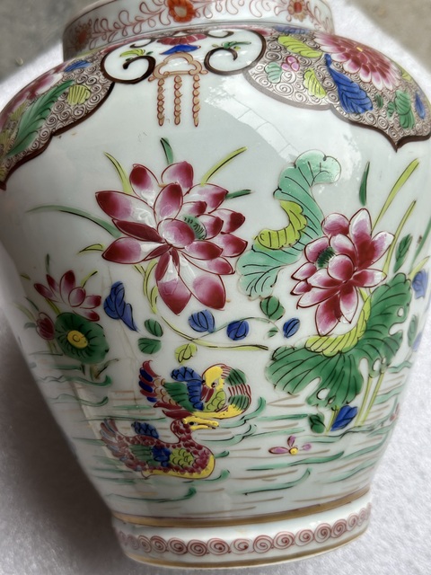 古玩陶瓷粉彩描金洞石牡丹瑞獸荷塘鴛鴦紋將軍罐真品鑒賞圖