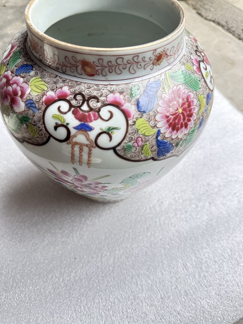 古玩陶瓷粉彩描金洞石牡丹瑞獸荷塘鴛鴦紋將軍罐真品鑒賞圖