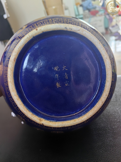 古玩陶瓷宣統官窯祭藍描金賞瓶真品鑒賞圖