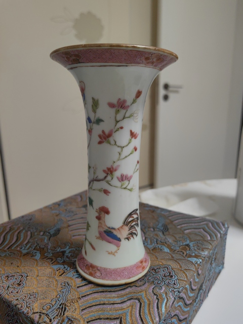 古玩陶瓷粉彩雞紋花觚真品鑒賞圖