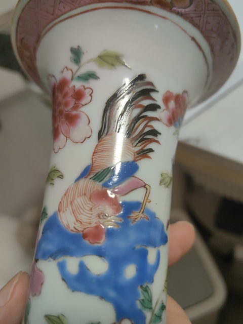 古玩陶瓷粉彩雞紋花觚真品鑒賞圖