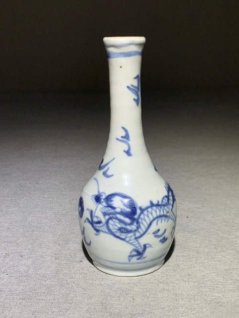 古玩陶瓷清中晚·青花雙龍戲珠紋長(zhǎng)頸瓶真品鑒賞圖