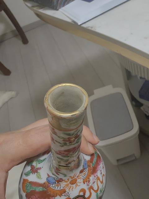 古玩陶瓷廣彩花卉獅子紋天球瓶真品鑒賞圖