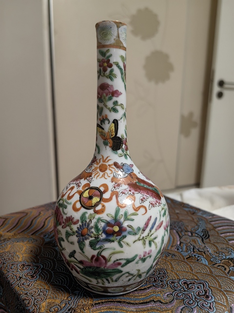 古玩陶瓷廣彩花卉獅子紋天球瓶真品鑒賞圖