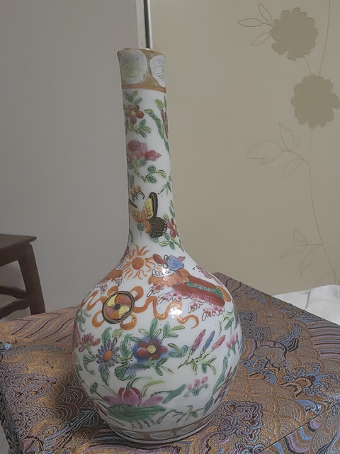 古玩陶瓷廣彩花卉獅子紋天球瓶真品鑒賞圖