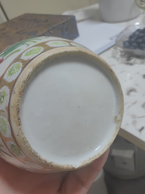 古玩陶瓷廣彩花卉獅子紋天球瓶真品鑒賞圖