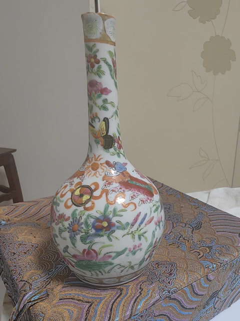 古玩陶瓷廣彩花卉獅子紋天球瓶真品鑒賞圖