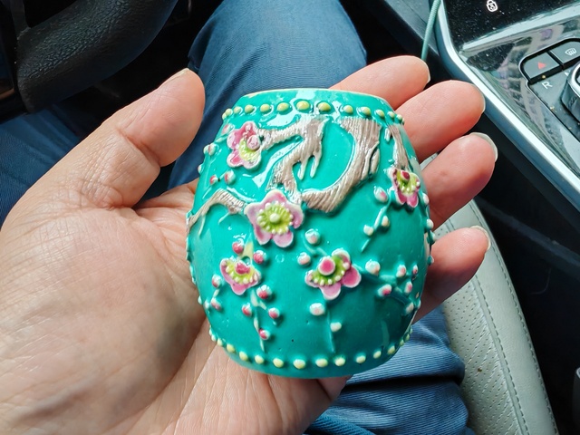 古玩陶瓷松石綠堆花卉蝴蝶紋罐真品鑒賞圖