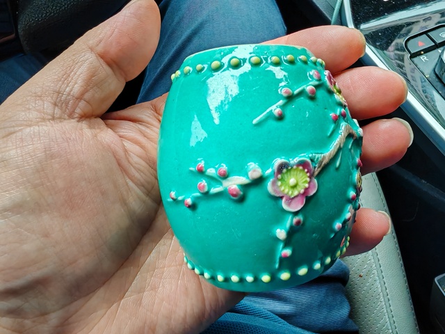 古玩陶瓷松石綠堆花卉蝴蝶紋罐真品鑒賞圖