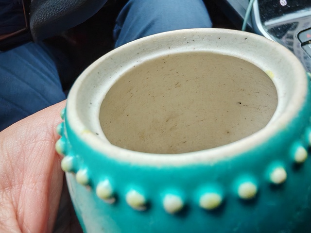 古玩陶瓷松石綠堆花卉蝴蝶紋罐真品鑒賞圖