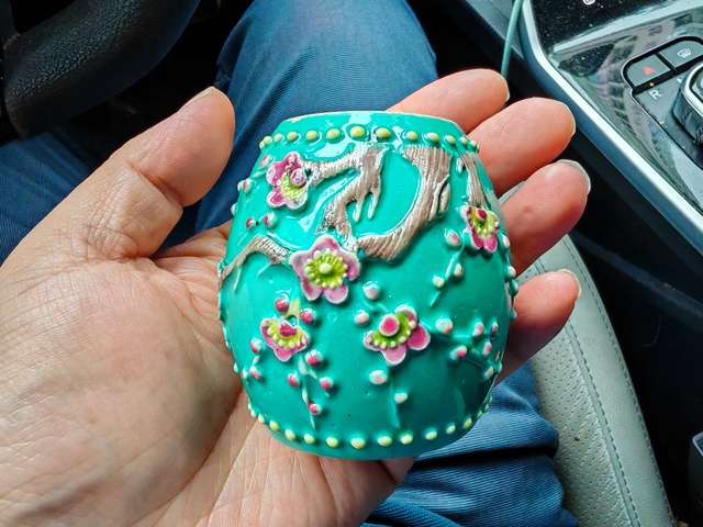 古玩陶瓷松石綠堆花卉蝴蝶紋罐真品鑒賞圖