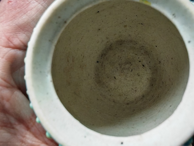 古玩陶瓷松石綠堆花卉蝴蝶紋罐真品鑒賞圖