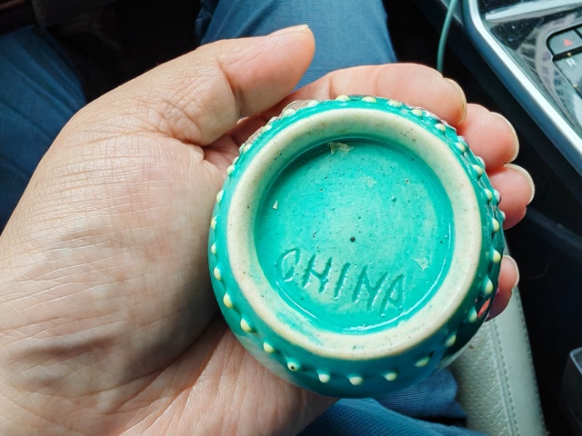 古玩陶瓷松石綠堆花卉蝴蝶紋罐真品鑒賞圖