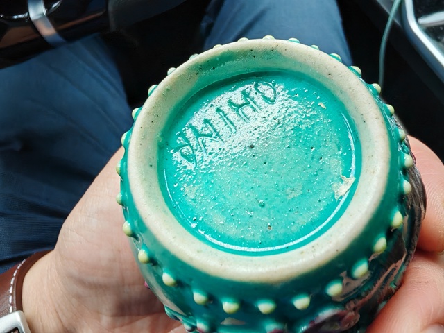 古玩陶瓷松石綠堆花卉蝴蝶紋罐真品鑒賞圖