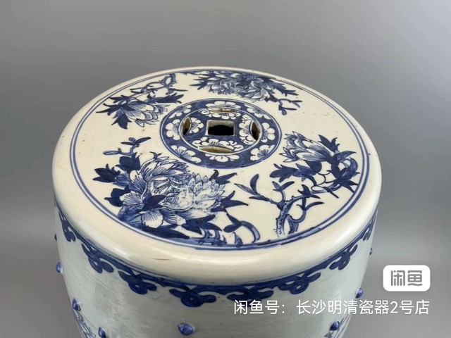 古玩陶瓷花鳥蝶紋青花繡蹲真品鑒賞圖
