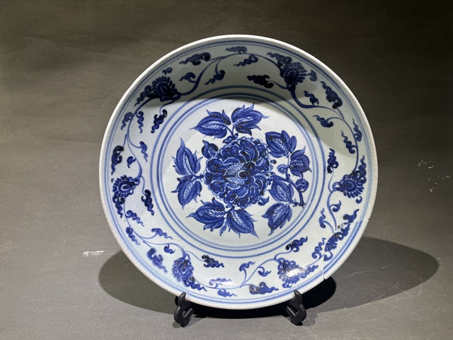 古玩陶瓷明忠纏枝蓮紋青花賞盤真品鑒賞圖