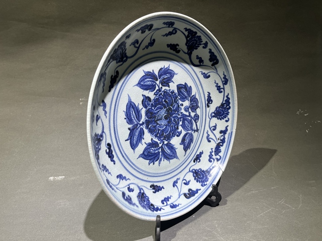 古玩陶瓷明忠纏枝蓮紋青花賞盤真品鑒賞圖