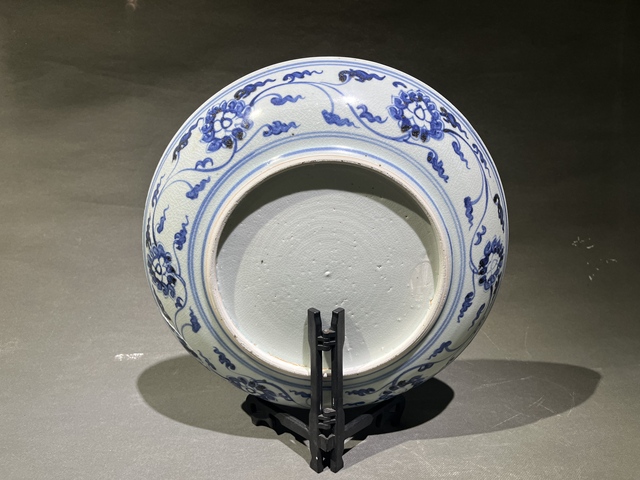 古玩陶瓷明忠纏枝蓮紋青花賞盤真品鑒賞圖