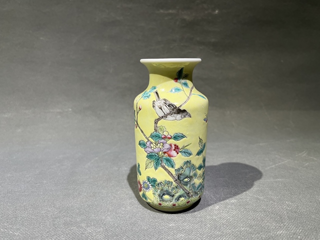 古玩陶瓷民國黃釉花卉鳥粉彩賞瓶真品鑒賞圖