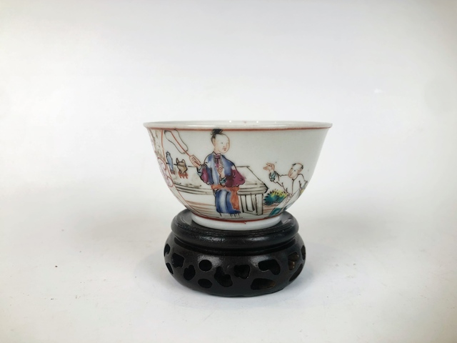 古玩陶瓷清乾隆·庭院侍女嬰戲茶杯真品鑒賞圖